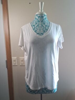 Old Navy Classic White V-Neck Women's Tee